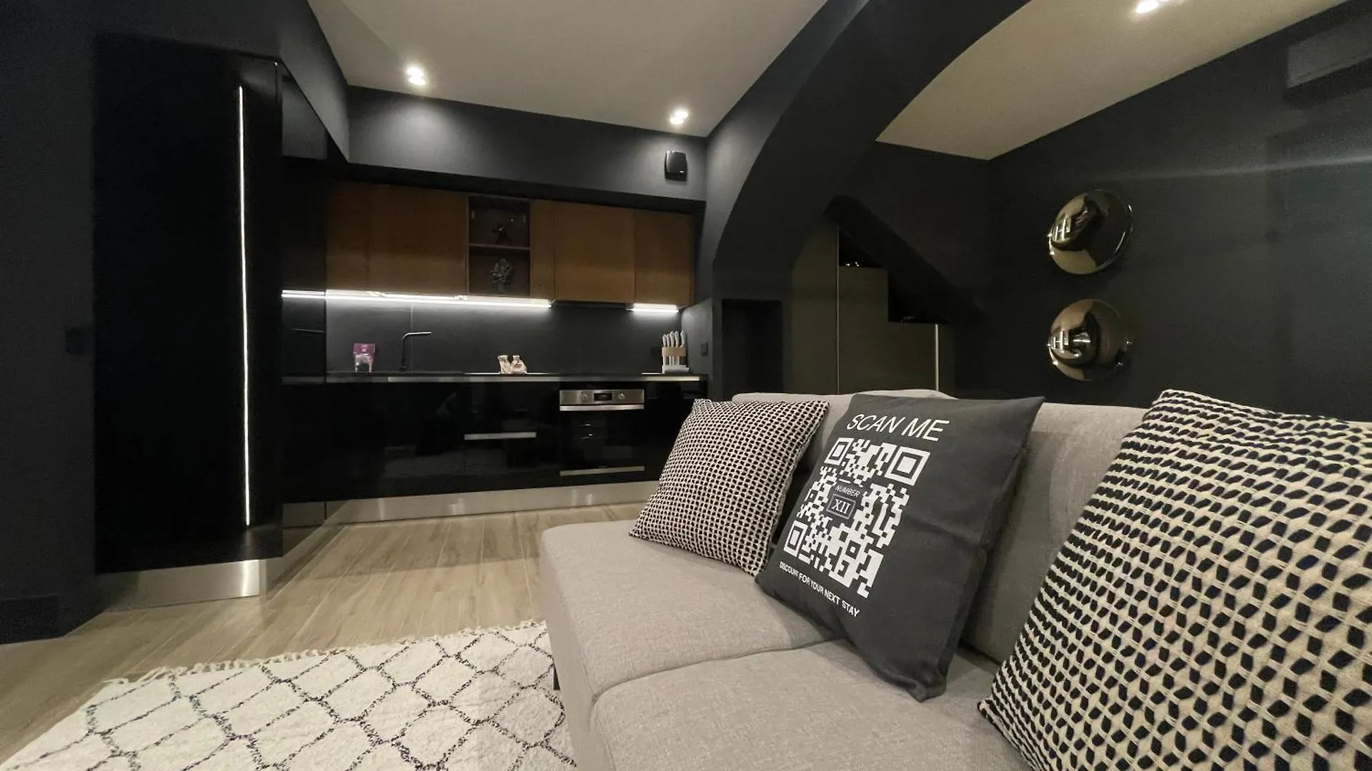 Luxury Renovated Ground Floor 1Br Suite - Best Of The Best - Historical Centre Olbia